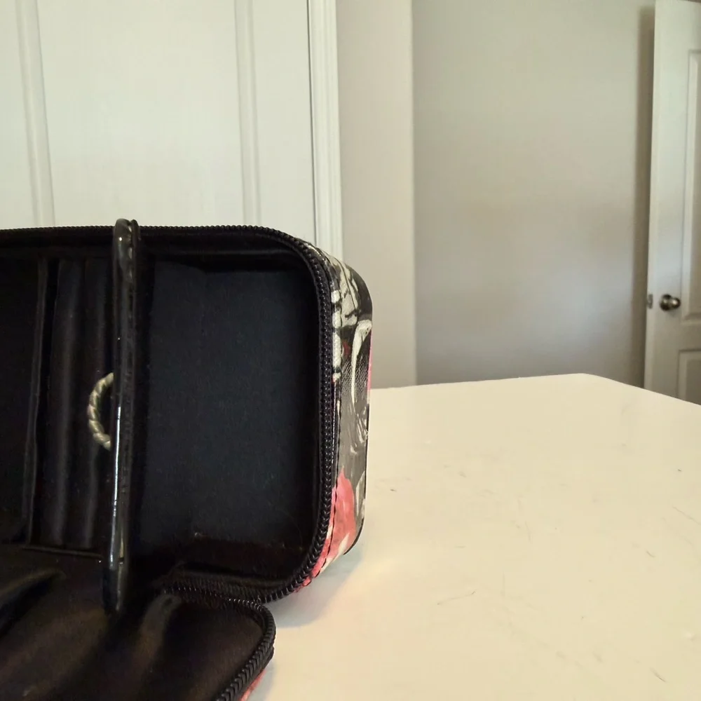 Brighton Floral Heart jewelry travel case in Black, Cream & Pink - Picture 9 of 9